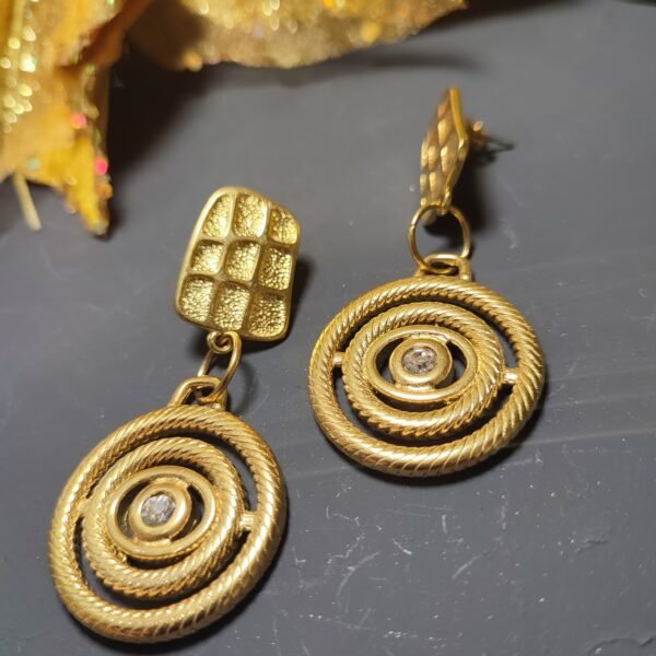 Ατσάλινα σκουλαρίκια με στρογγυλό ατσάλινο μοτίφ με ζιργκόν