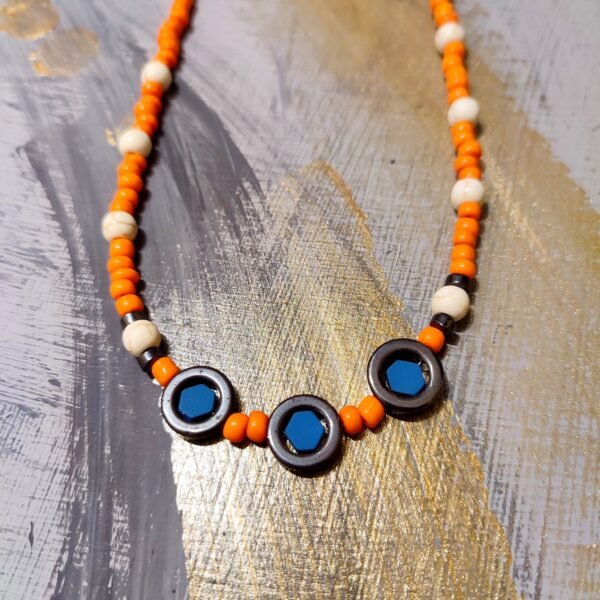 Kολιέ με πορτοκαλί χάντρες, αιματίτες και μπλε ακρυλικά στοιχεία