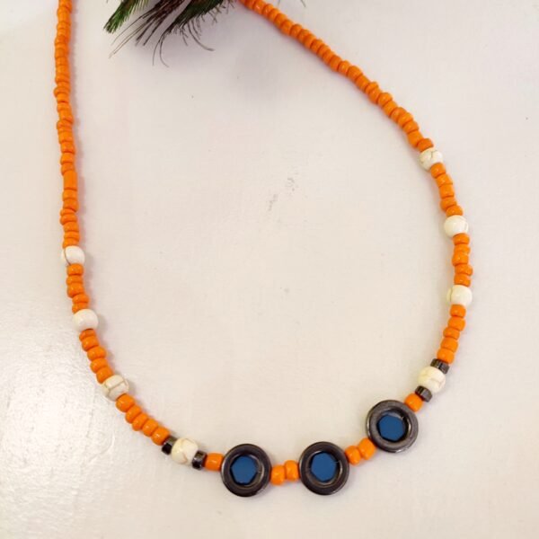 Kολιέ με πορτοκαλί χάντρες, αιματίτες και μπλε ακρυλικά στοιχεία