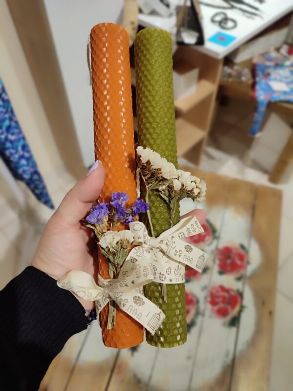 Λαμπάδα πασχαλινή απο μελισσοκέρι με αποξηραμένα άνθη (λαδί)