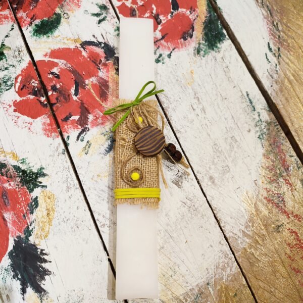 Χειροποιητη αρωματική πλακέ λαμπάδα πασχαλινή λευκή με στοιχεια από καμβά