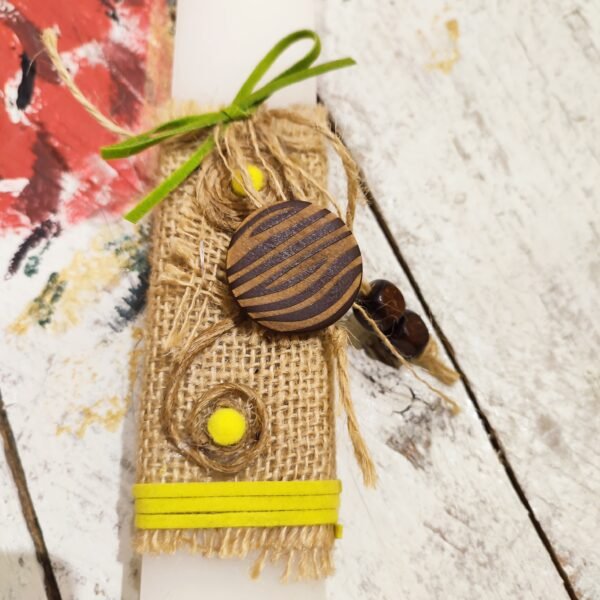 Χειροποιητη αρωματική πλακέ λαμπάδα πασχαλινή λευκή με στοιχεια από καμβά