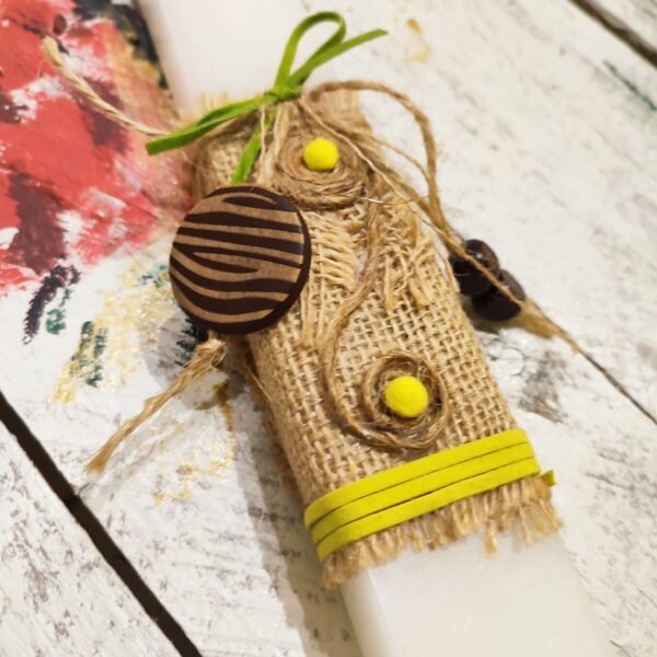 Χειροποιητη αρωματική πλακέ λαμπάδα πασχαλινή λευκή με στοιχεια από καμβά