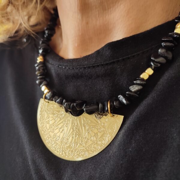 χειροποιητο κολιε με μαύρο αχάτη και μεταλλικό ημικύκλιο