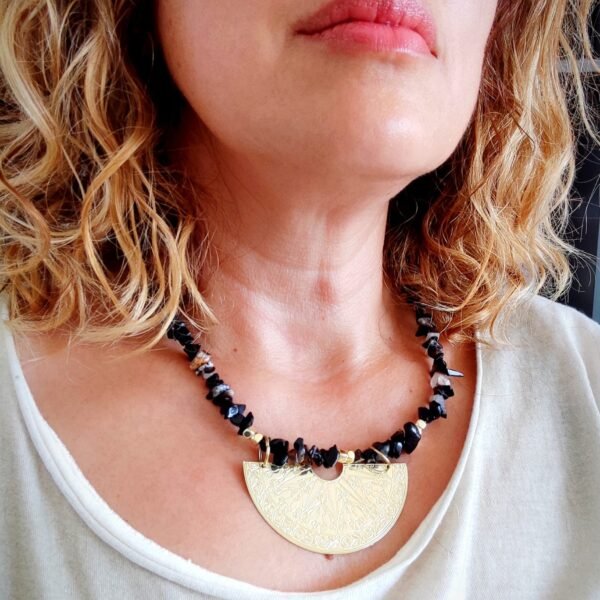 χειροποιητο κολιε με μαύρο αχάτη και μεταλλικό ημικύκλιο