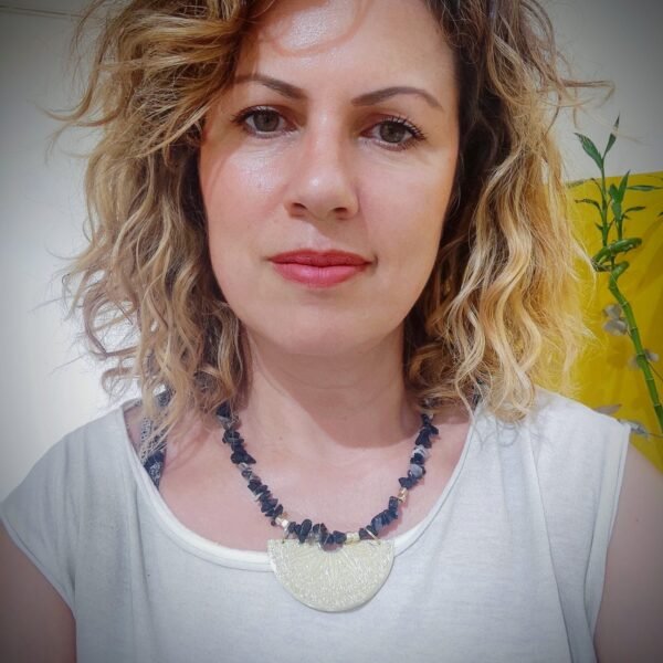 χειροποιητο κολιε με μαύρο αχάτη και μεταλλικό ημικύκλιο