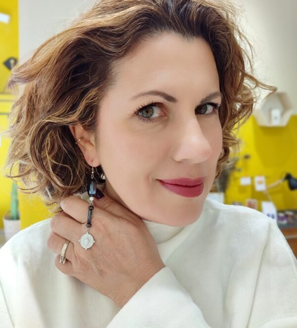 Ατσάλινα σκουλαρίκια με μαύρη πέτρα και κρεμαστό ατσάλινο στοιχείο