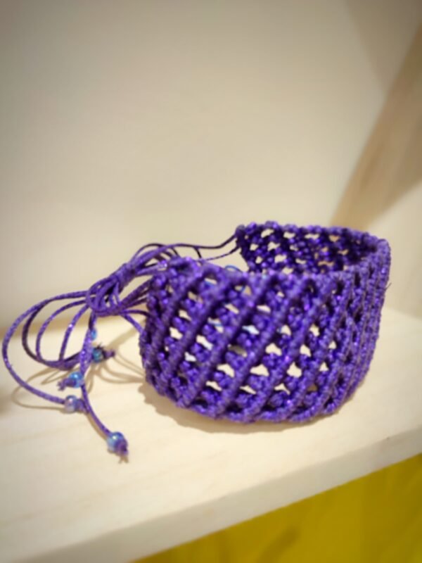 Βραχιόλι μακραμέ μωβ φαρδύ