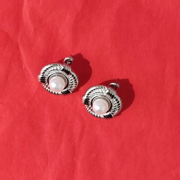 Σκουλαρίκια ατσάλινα με μαργαριταρι καρφάκια (σχέδιο στρογγυλό σκαλιστό)