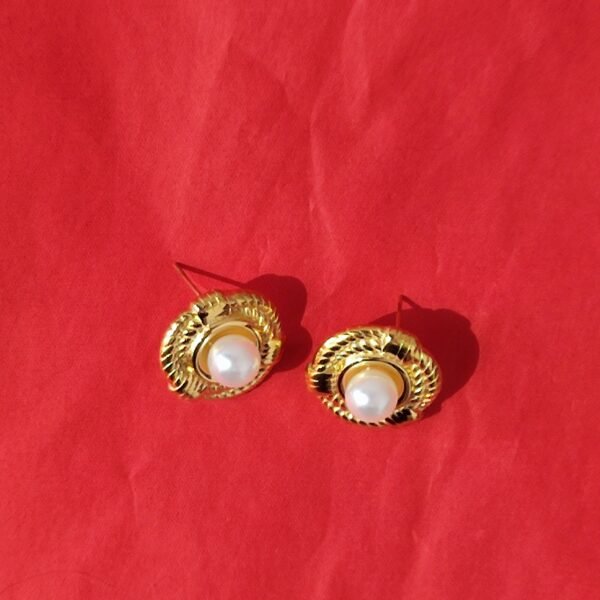 Σκουλαρίκια ατσάλινα με μαργαριταρι καρφάκια (σχέδιο στρογγυλό σκαλιστό)