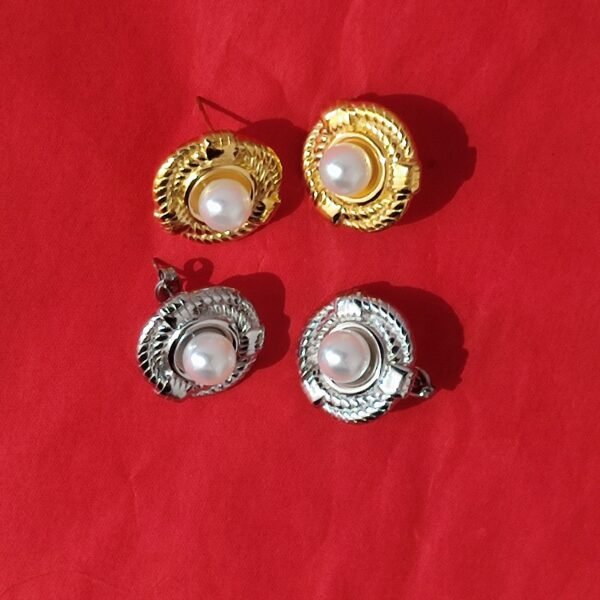 Σκουλαρίκια ατσάλινα με μαργαριταρι καρφάκια (σχέδιο στρογγυλό σκαλιστό)