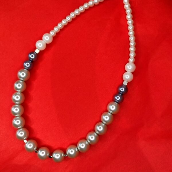 Χειροποίητο κολιέ με ακρυλικες χάντρες μαργαριταριου