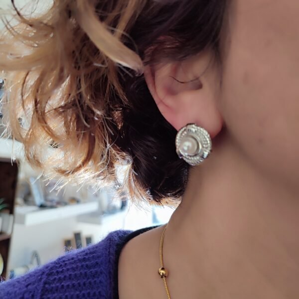 Σκουλαρίκια ατσάλινα με μαργαριταρι καρφάκια (σχέδιο στρογγυλό σκαλιστό)