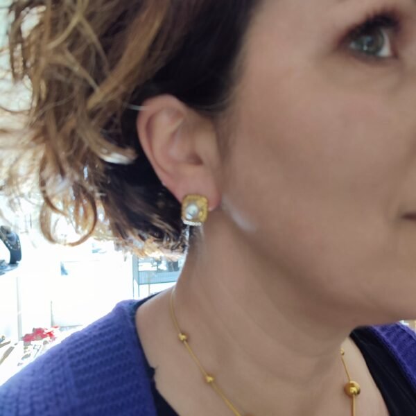 Σκουλαρίκια ατσάλινα με μαργαριταρι καρφάκια (σχέδιο τετράγωνο)