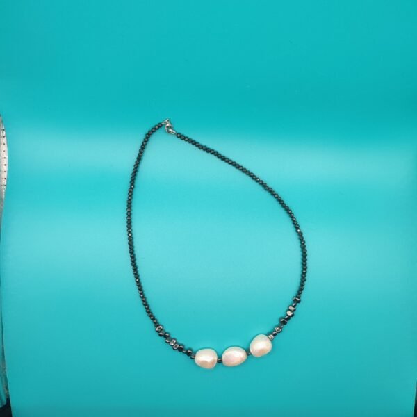 Χειροποίητο κολιέ με λευκές μαργαριταρόπετρες και αιματίτη