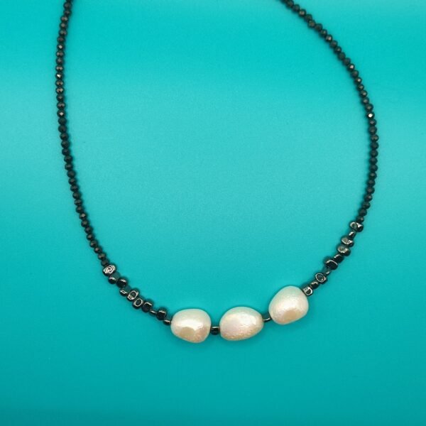 Χειροποίητο κολιέ με λευκές μαργαριταρόπετρες και αιματίτη