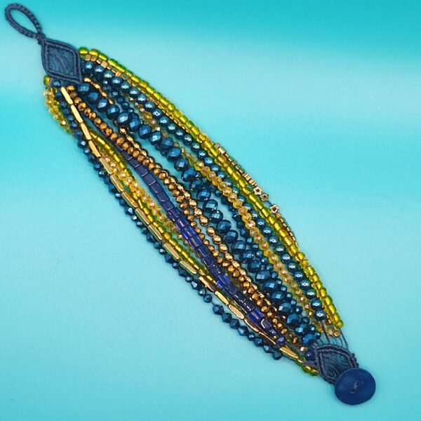 Βραχιόλι μακραμέ φαρδύ με χρυσούς αιματίτες και σειρές με κίτρινες και μπλε πέτρες