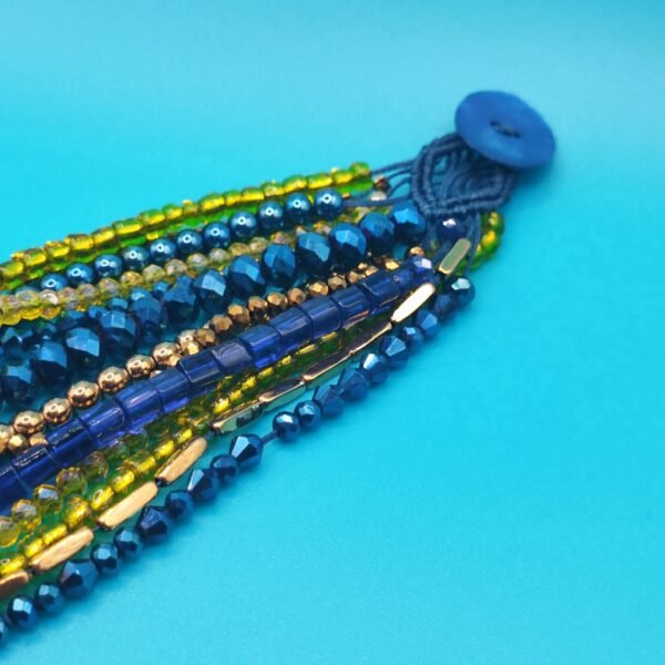 Βραχιόλι μακραμέ φαρδύ με χρυσούς αιματίτες και σειρές με κίτρινες και μπλε πέτρες