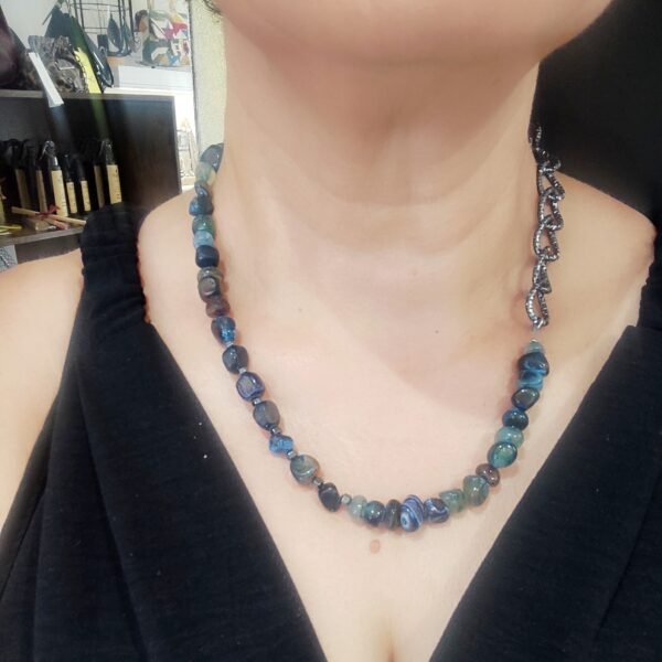 Χειροποίητο κολιέ Ερωφίλη με λίθους αχάτη και αλυσίδα gun metal