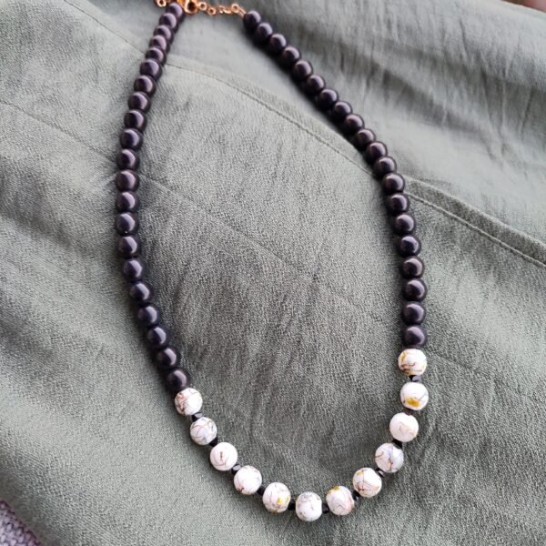 Χειροποίητο κολιέ με λευκες marble και μαύρες ακρυλικές χάντρες