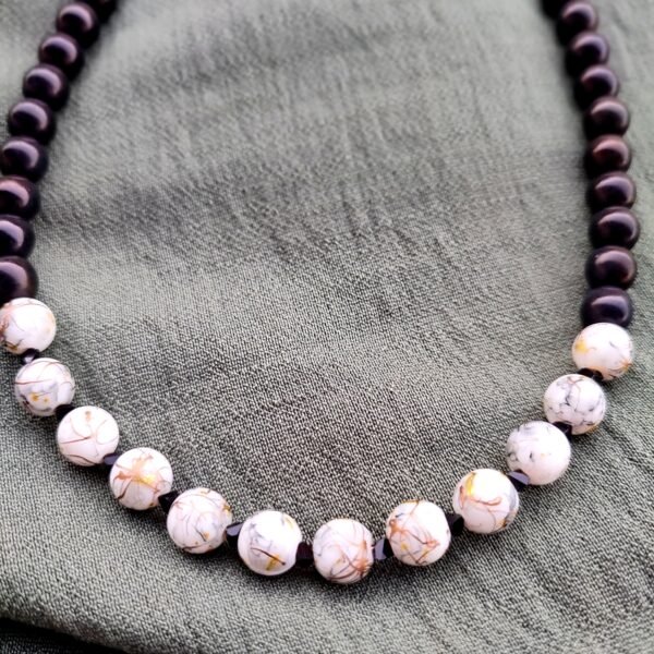 Χειροποίητο κολιέ με λευκες marble και μαύρες ακρυλικές χάντρες