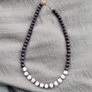 Χειροποίητο κολιέ με λευκες marble και μαύρες ακρυλικές χάντρες