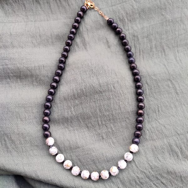 Χειροποίητο κολιέ με λευκες marble και μαύρες ακρυλικές χάντρες