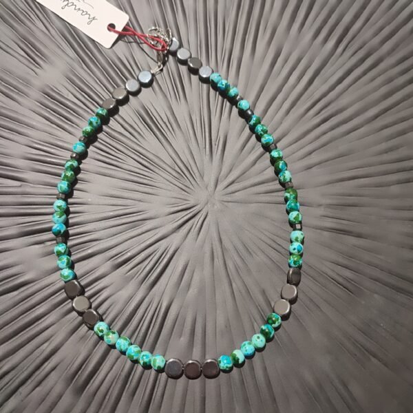 Χειροποίητο κολιέ με γαλάζιες εφε marble ακρυλικές χάντρες και αιματίτες