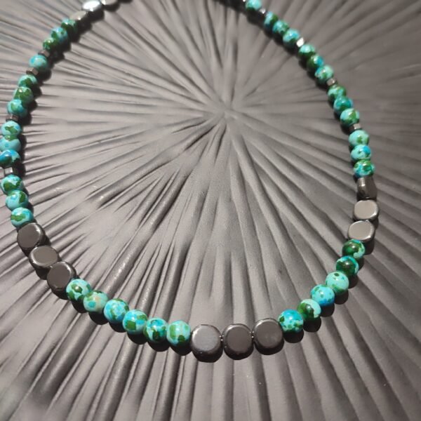 Χειροποίητο κολιέ με γαλάζιες εφε marble ακρυλικές χάντρες και αιματίτες