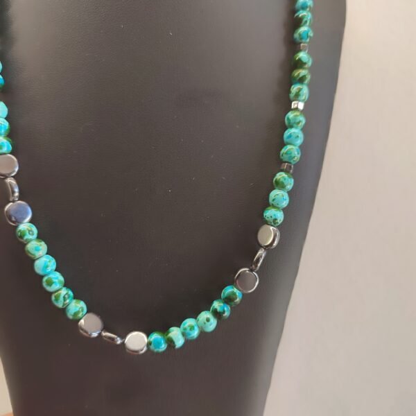 Χειροποίητο κολιέ με γαλάζιες εφε marble ακρυλικές χάντρες και αιματίτες