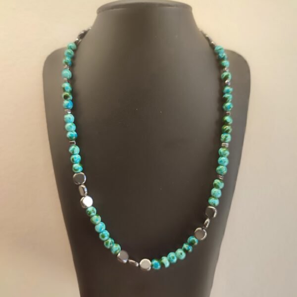 Χειροποίητο κολιέ με γαλάζιες εφε marble ακρυλικές χάντρες και αιματίτες