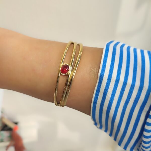 Ατσάλινο βραχιόλι βέργα με μπορντώ οβάλ πέτρα