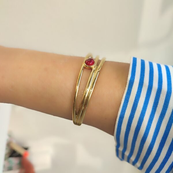 Ατσάλινο βραχιόλι βέργα με μπορντώ οβάλ πέτρα