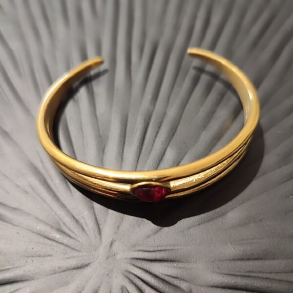 Ατσάλινο βραχιόλι βέργα με μπορντώ οβάλ πέτρα