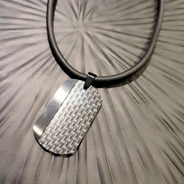 Δερμάτινο κολιέ με ατσάλινο κρεμαστό tab