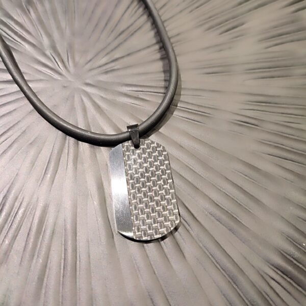 Δερμάτινο κολιέ με ατσάλινο κρεμαστό tab