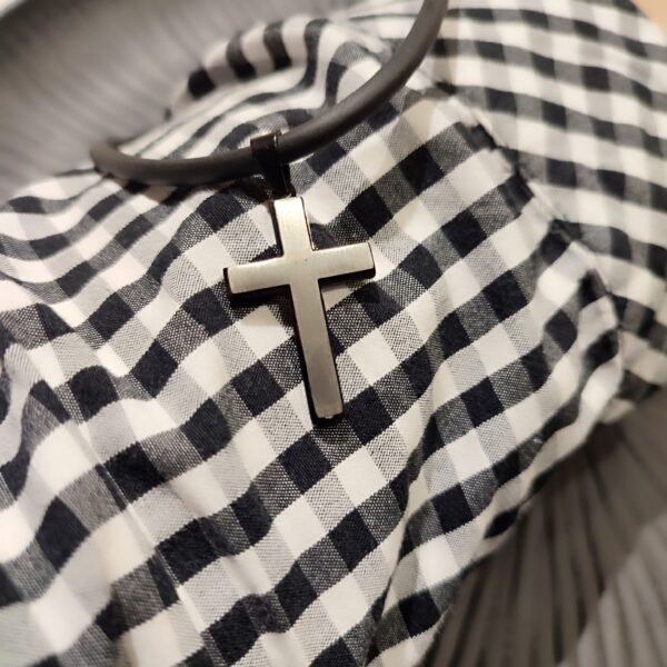 Δερμάτινο κολιέ με ατσάλινο κρεμαστό σταυρό