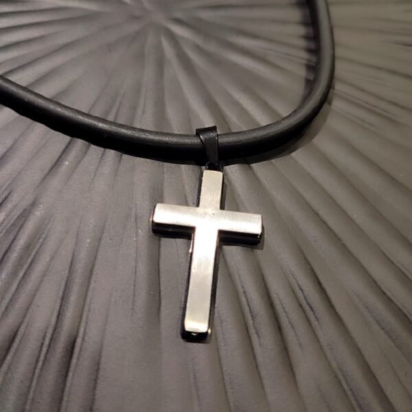 Δερμάτινο κολιέ με ατσάλινο κρεμαστό σταυρό