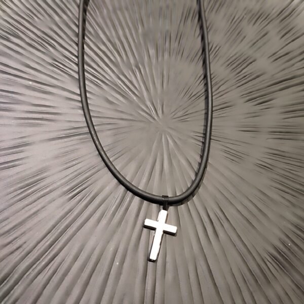 Δερμάτινο κολιέ με ατσάλινο κρεμαστό σταυρό