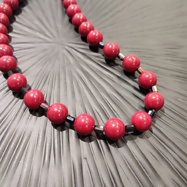 Χειροποίητο κόκκινο κολιέ Αλικη με πολύχρωμα βαρελάκια