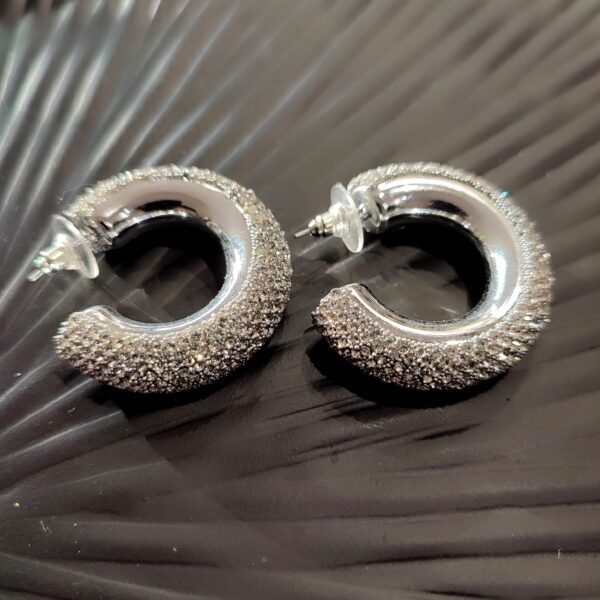 Σκουλαρίκια ατσάλινα ανάγλυφα ζιργκόν