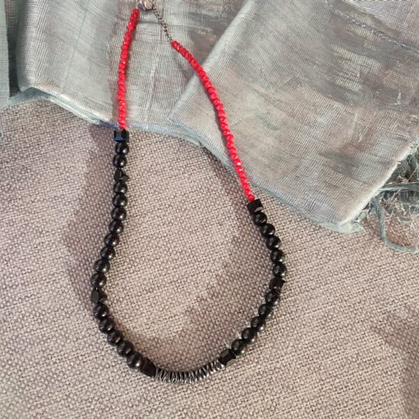 Χειροποίητο κολιέ Καλυψώ με μαύρες και κόκκινες χάντρες και αιματίτες