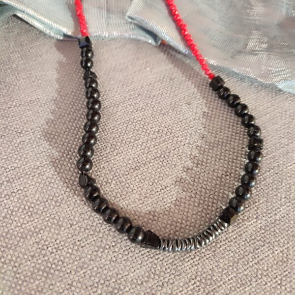 Χειροποίητο κολιέ Καλυψώ με μαύρες και κόκκινες χάντρες και αιματίτες