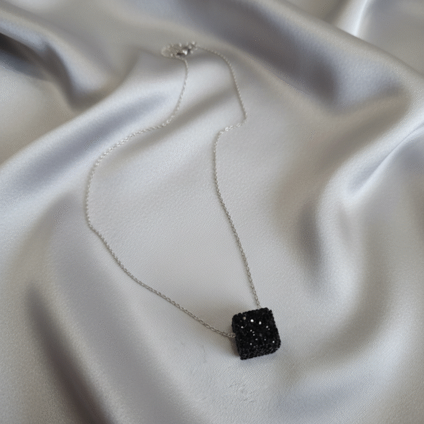 Firefly_Gemini Flash_Light grey silk background single chain 609896 Ατσάλινη αλυσίδα με sugar cube