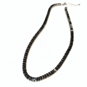 Firefly_Gemini Flash_Soft white background 501912 Aτσάλινo κολιέ μαύρη ριβιέρα