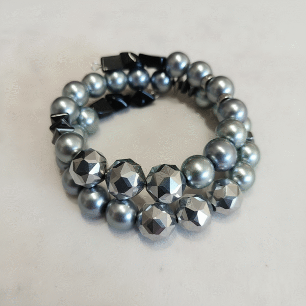 Χειροποίητο βραχιόλι μνήμης 2σειρο με γκρι ακρυλικές πέρλες και ασημί πολυγωνικές χάντρες