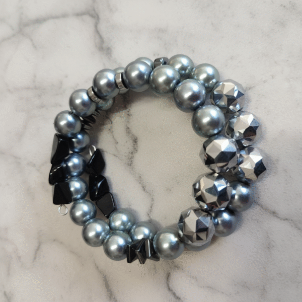 Χειροποίητο βραχιόλι μνήμης 2σειρο με γκρι ακρυλικές πέρλες και ασημί πολυγωνικές χάντρες